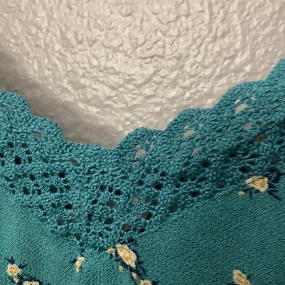 American Eagle Outfitters Small Green floral crop top - Picture 6 of 11